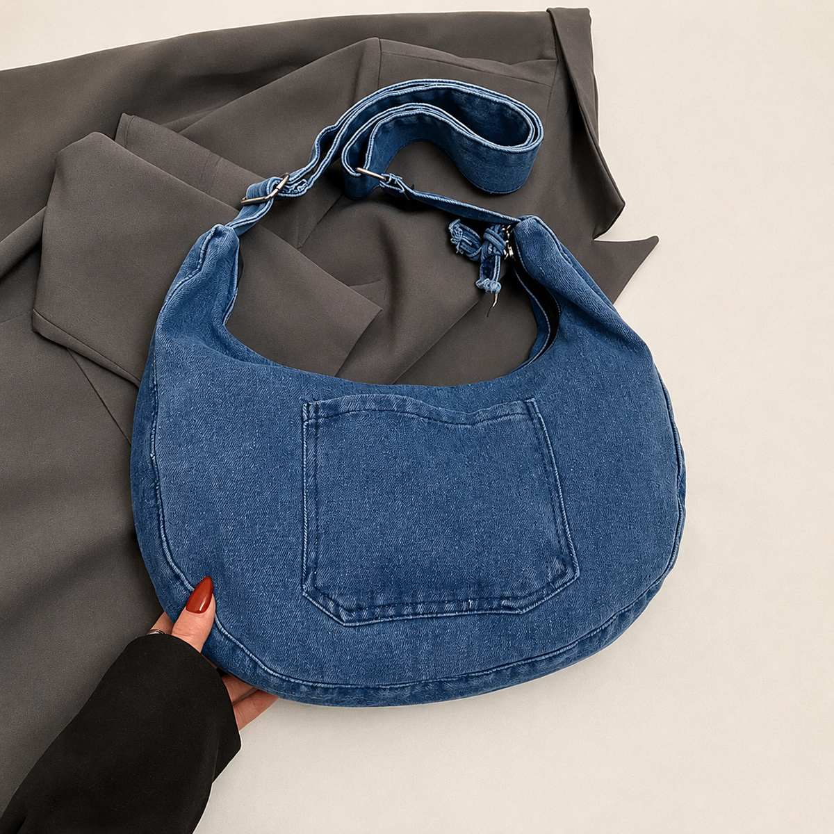 شنطة كتف مستوردة Denim Style بتفاصيل عصرية شيك 💙