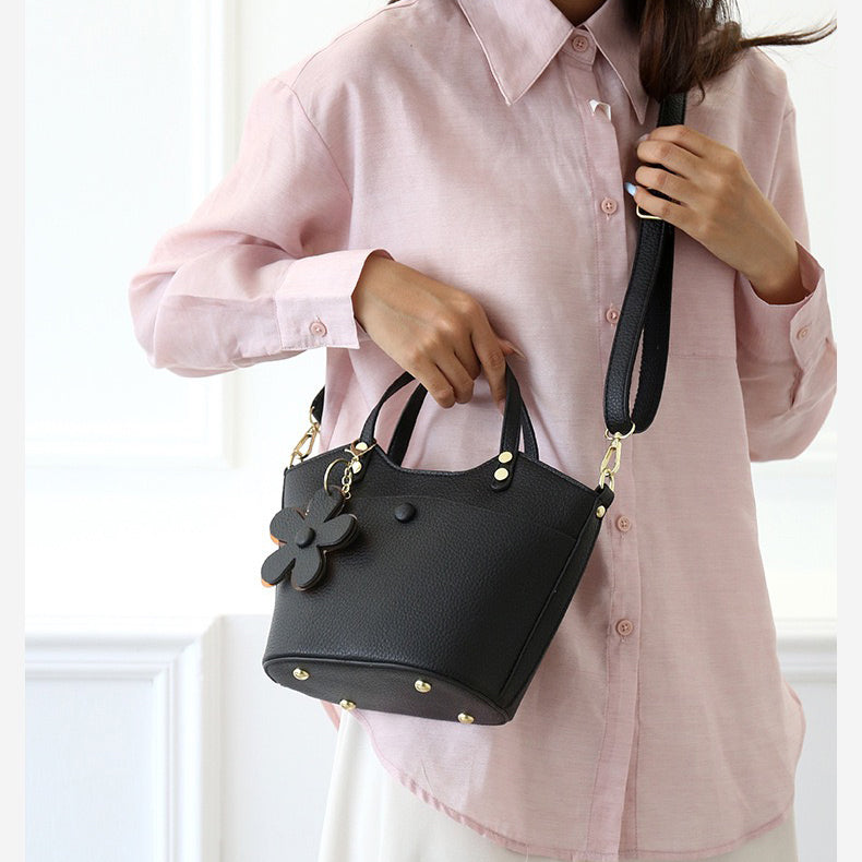 Flora Charm Handbag – شنطة أنيقة بلمسة أنثوية مميزة