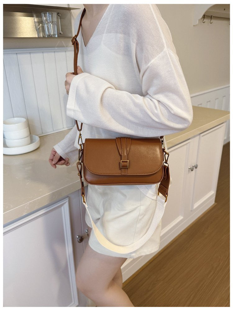 شنطة جلد بتفاصيل ذهبية – Leather Bag with Gold Details