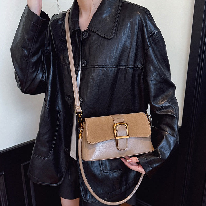 شنطة Chic بتفاصيل ذهبية أنيقة