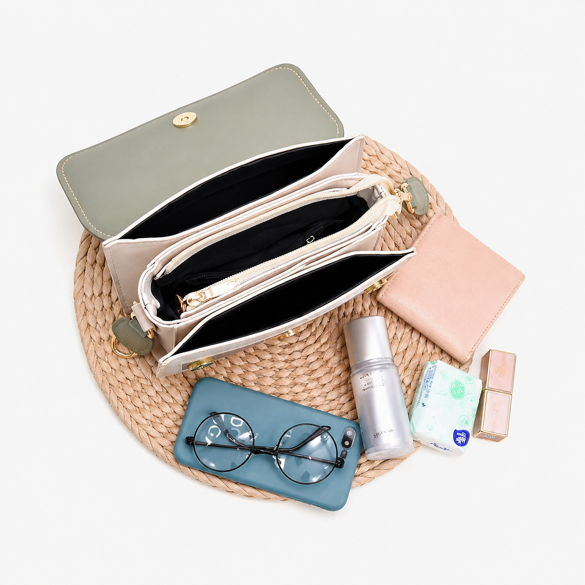 شنطة مستوردة كروس شيك بحزام مميز – Elegant Crossbody Bag with Statement Strap