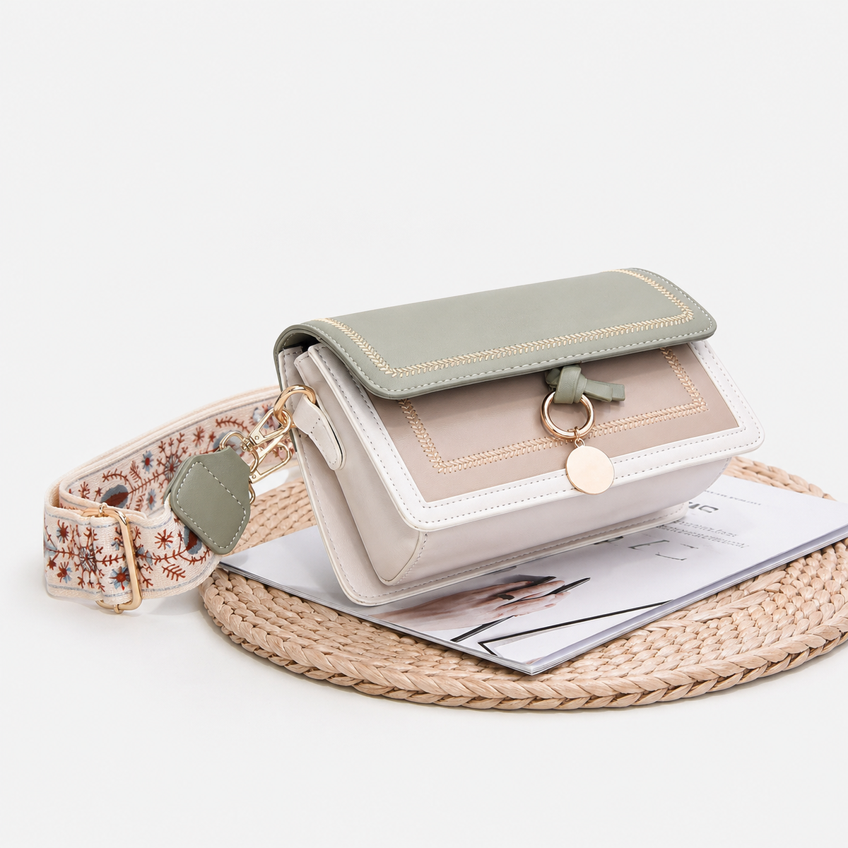 شنطة مستوردة كروس شيك بحزام مميز – Elegant Crossbody Bag with Statement Strap