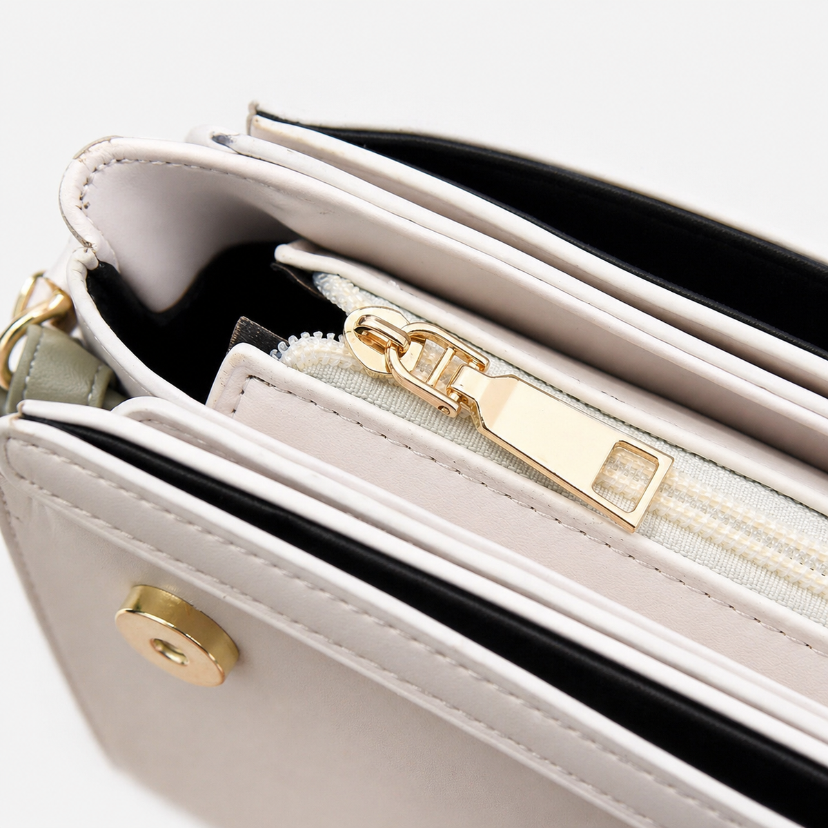 شنطة مستوردة كروس شيك بحزام مميز – Elegant Crossbody Bag with Statement Strap