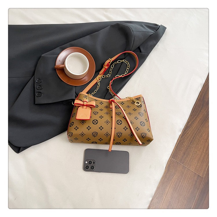 شنطة كاجوال شيك بتفاصيل مميزة – Chic Signature Handbag