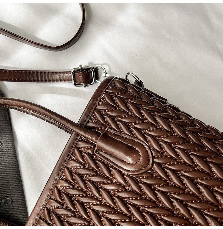 شنطة جلد مجدول بميدالية شوكولاتة-Leather Bag with Chocolate Charm