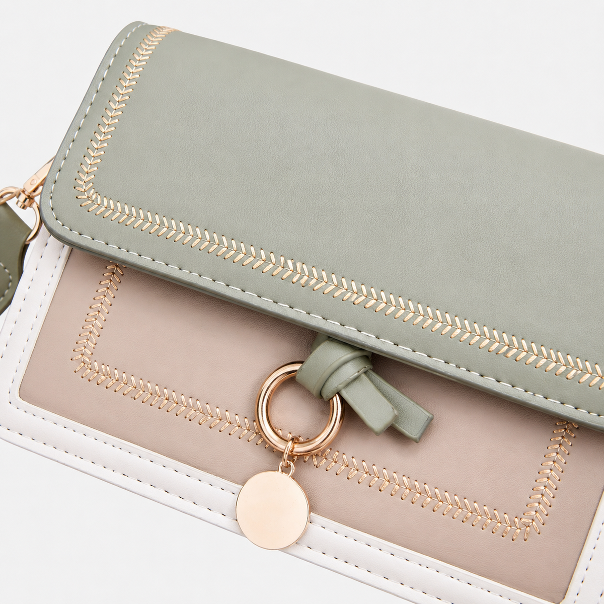 شنطة مستوردة كروس شيك بحزام مميز – Elegant Crossbody Bag with Statement Strap
