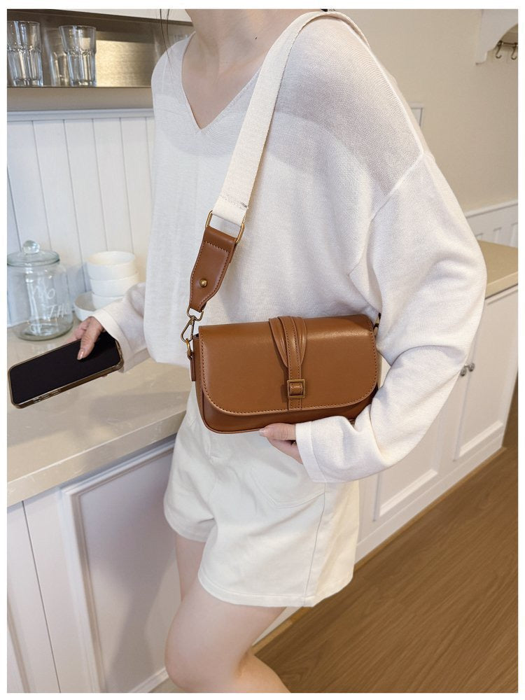 شنطة جلد بتفاصيل ذهبية – Leather Bag with Gold Details