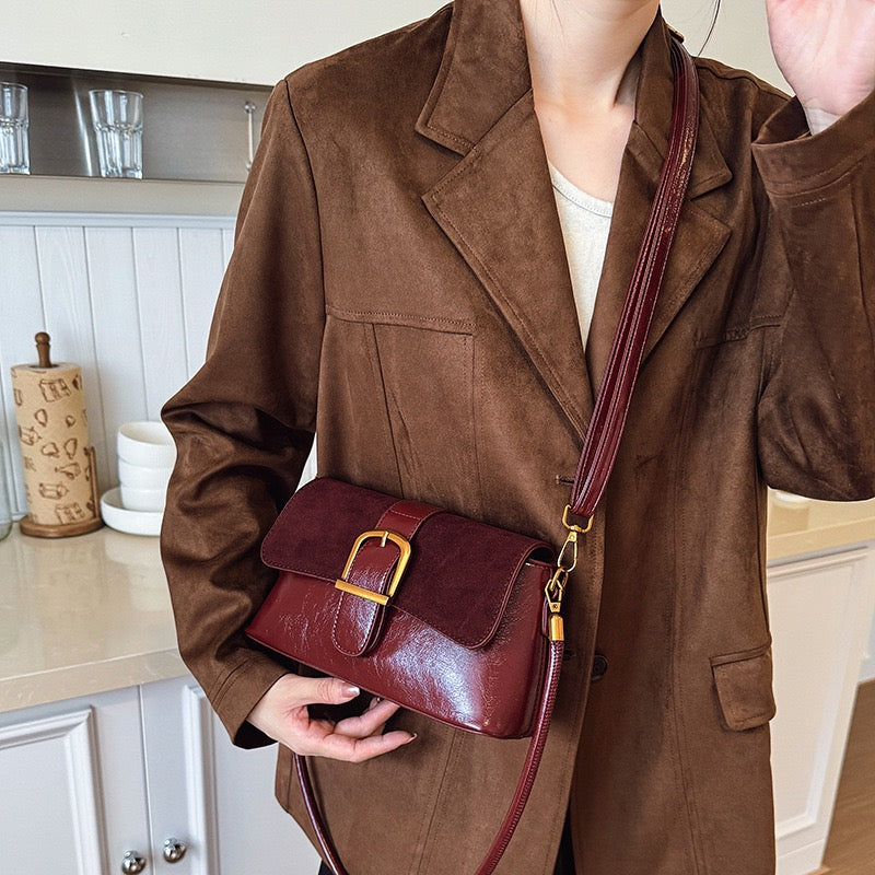 شنطة Chic بتفاصيل ذهبية أنيقة