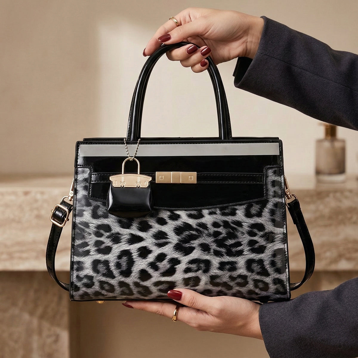 Luxury Leopard Handbag – شنطة جلد لامع لإطلالة راقية وعصرية