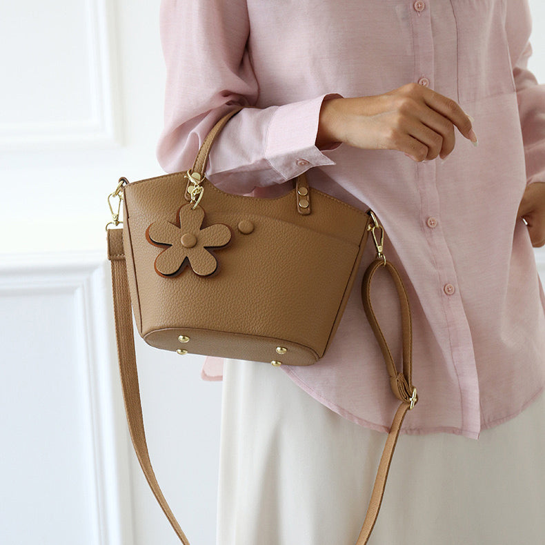 Flora Charm Handbag – شنطة أنيقة بلمسة أنثوية مميزة