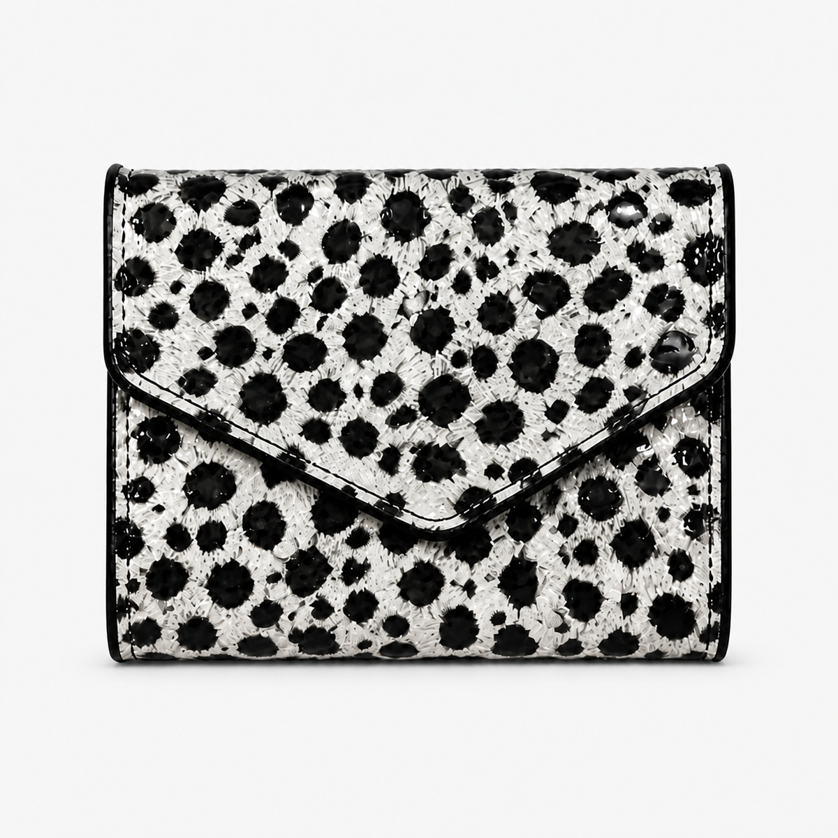 محفظة مستوردة بتصميم Leopard Chic تخطف الأنظار