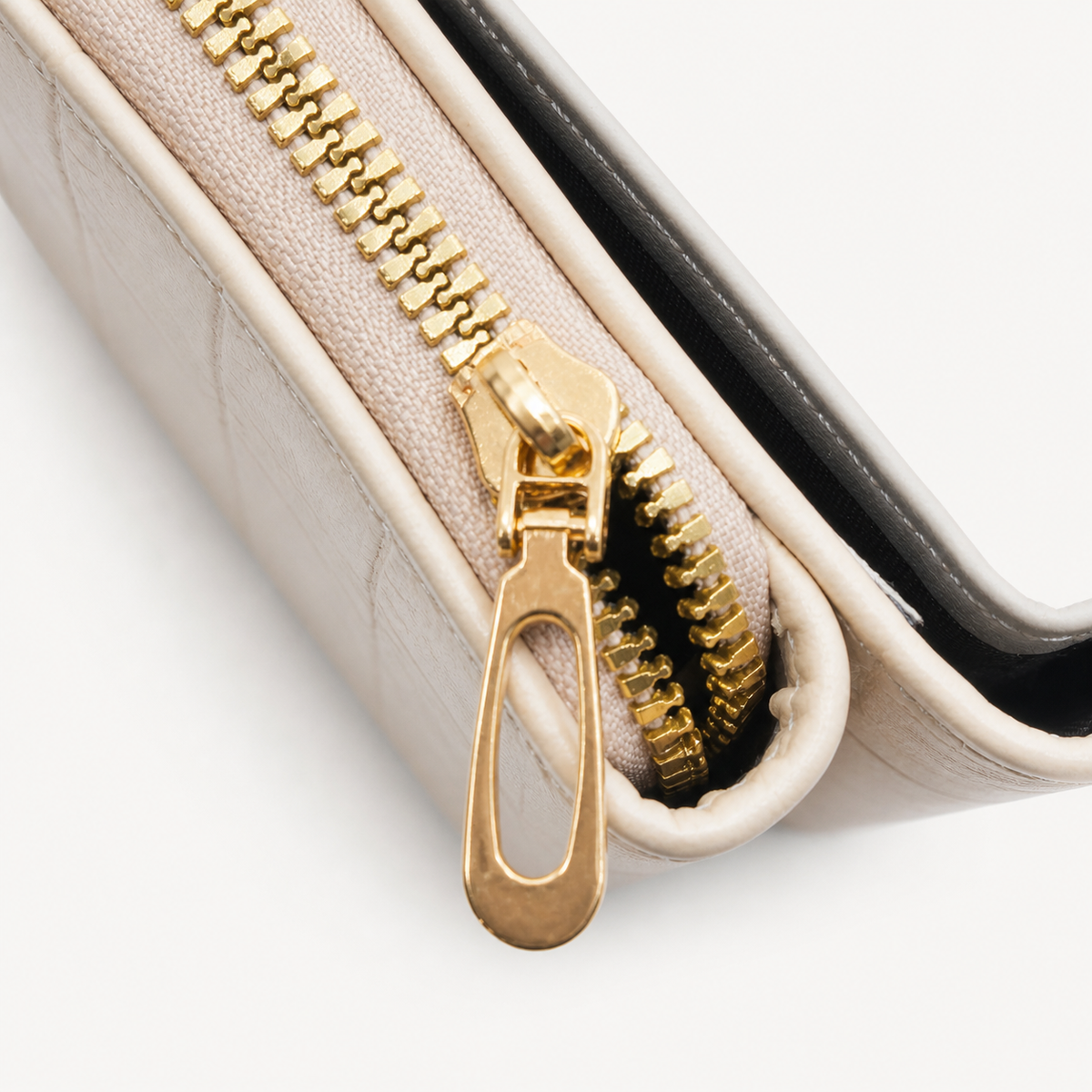 محفظة مستوردة Elegant Everyday Wallet بلمسة ناعمة 🤍