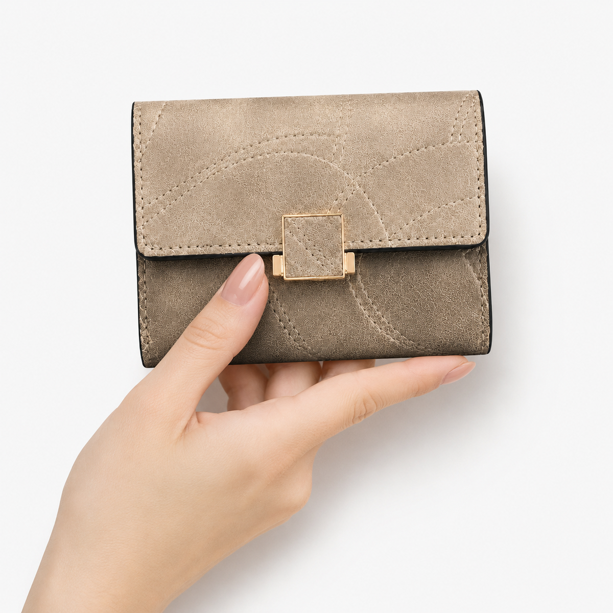محفظة مستوردة بتفاصيل Stitching أنيقة ولمسة Soft Leather فخمة ✨