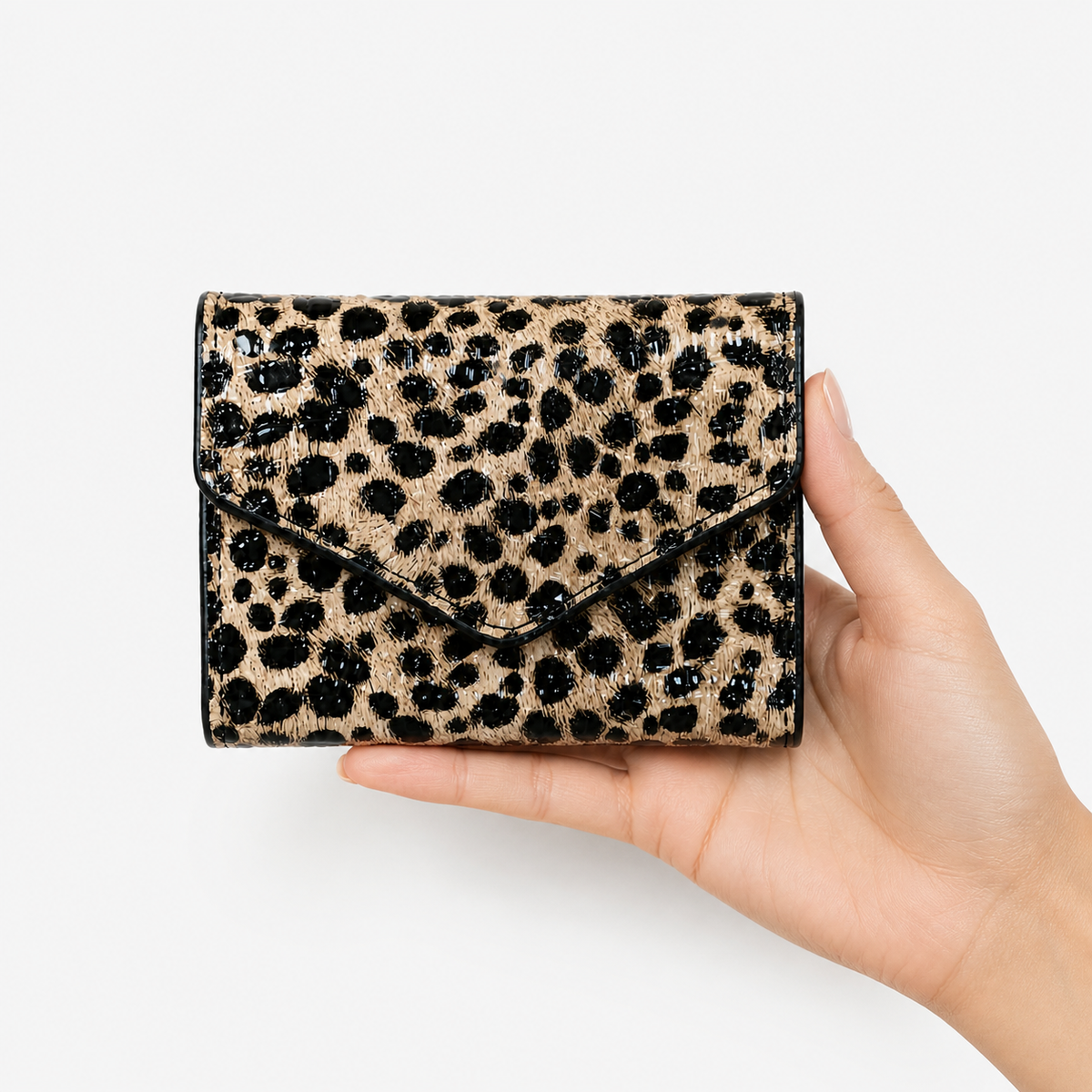 محفظة مستوردة بتصميم Leopard Chic تخطف الأنظار