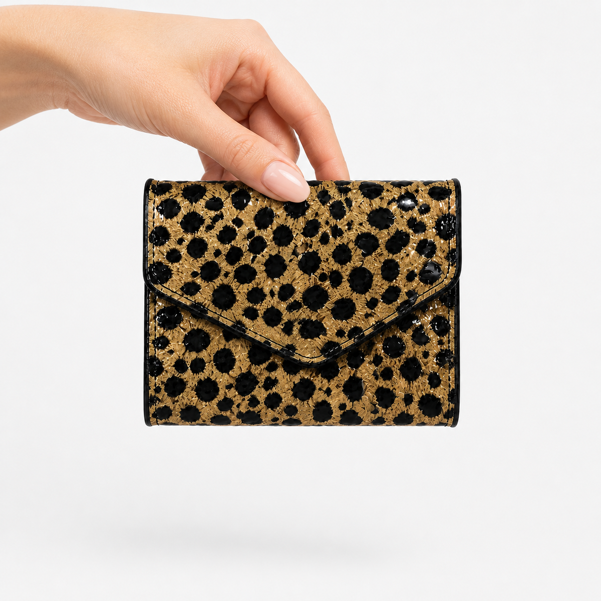 محفظة مستوردة بتصميم Leopard Chic تخطف الأنظار