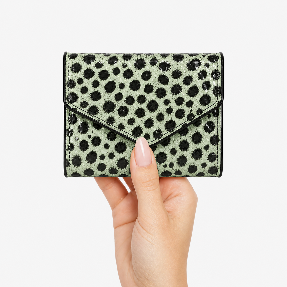 محفظة مستوردة بتصميم Leopard Chic تخطف الأنظار