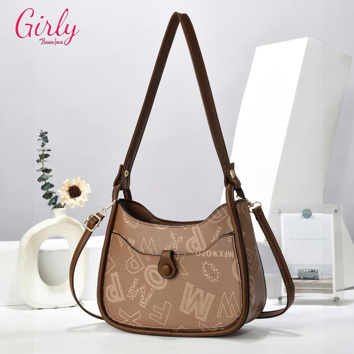شنطة كتف وكروس بتصميم أيقوني Signature Monogram – Girly