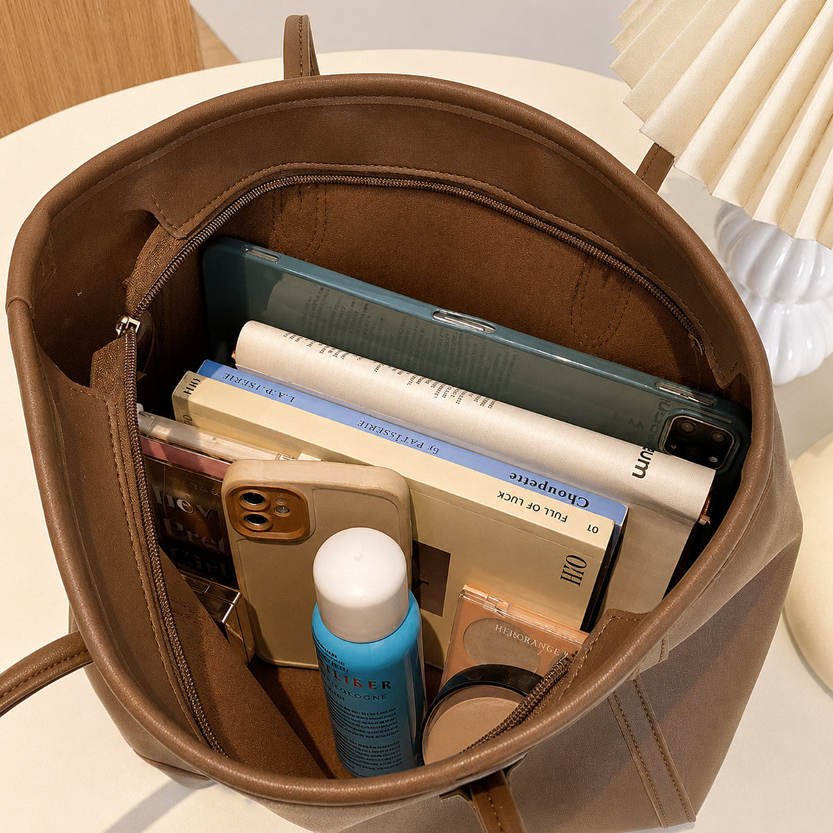 شنطة جلد مستوردة بتصميم بسيط وراقي – Elegant Everyday Bag